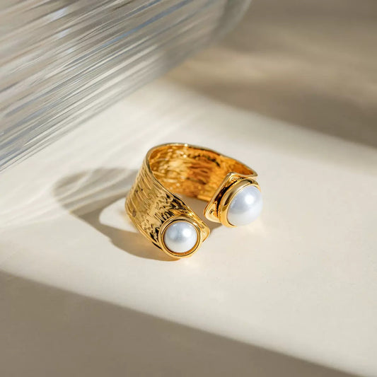 Pearl Embrace-Ring